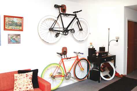 Alt="Bicycle decoratively hanged on the wall"